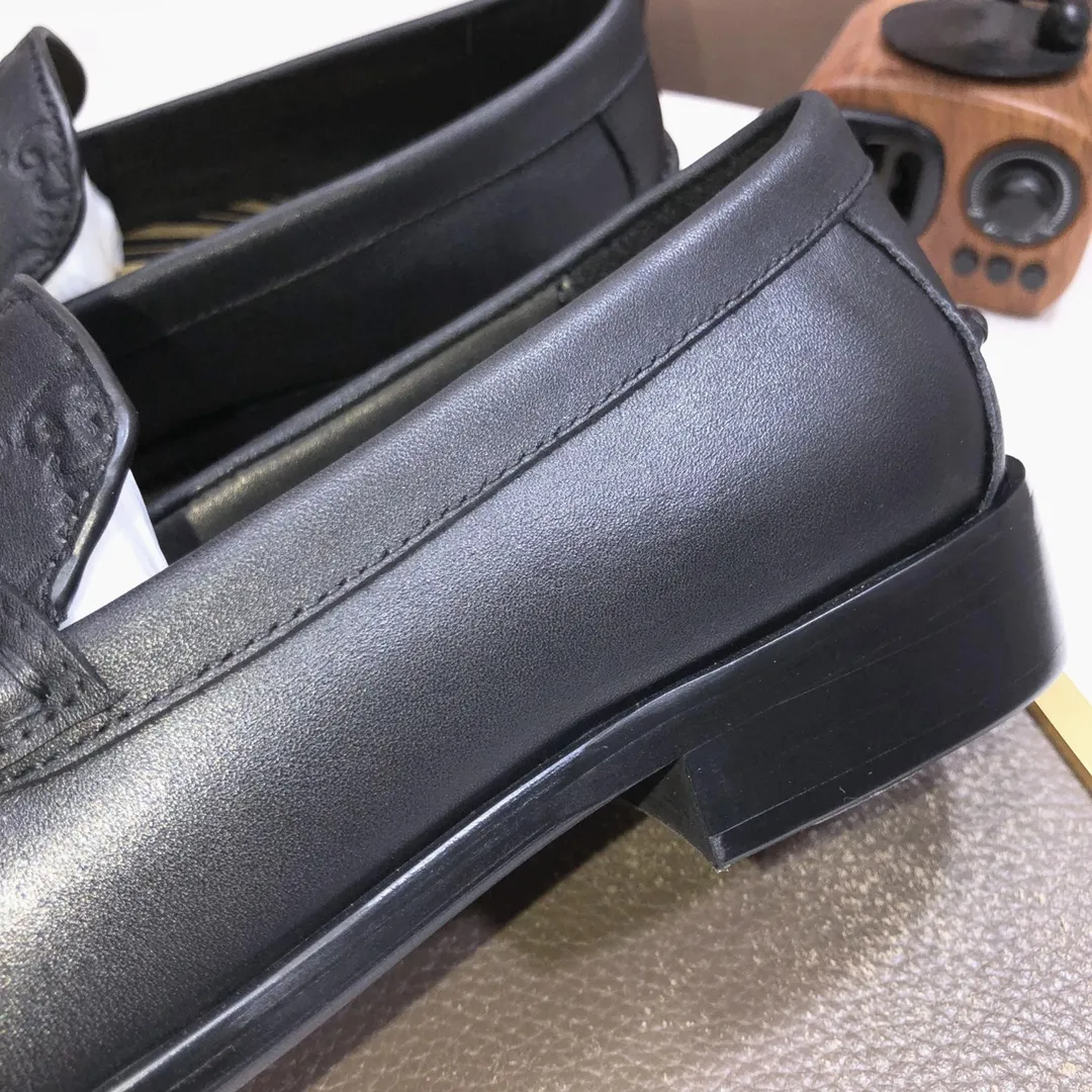 Factory batch 580💰Italy’s top luxury men’s shoe giant (GUCCI) (Gucci) (full cowhide lining) new arrival🍃Original European style🔰 Pleasant to the eye😍In order to make the shoes more durable and non-deformable🌀The production continues to follow traditional methods but there is still no lack of innovation💪Select original cowhide for the leather♻️Smooth, natural and extra bright⭐Made of imported cowhide The rich man’s first choice 38-45 (45 customized)